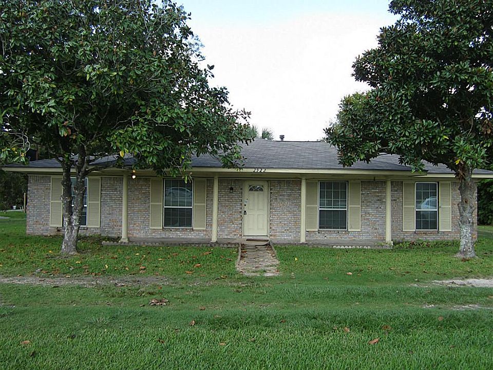 THREE BEDROOM/ TWO FULL BATHS WITH OVERSIZED DOUBLE CAR GARAGE.ON 2.7 ACRES