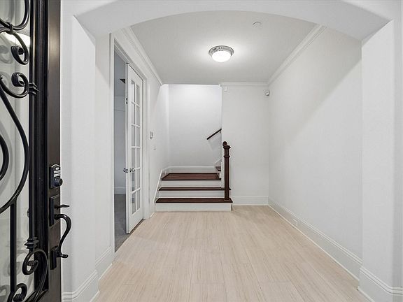 5th image of 1059 W 16th St