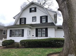 10 Varick Ct, Rockville Centre, NY 11570