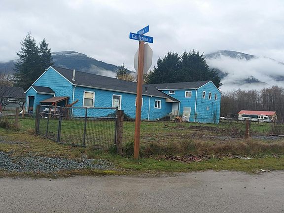 2nd image of 684 Maple St