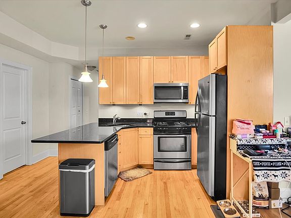 3rd image of 7635.5 N Greenview Ave #3S