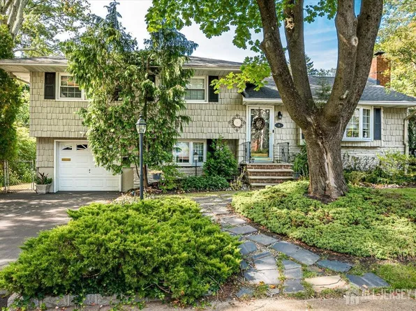 26 Lexington Dr, Metuchen, NJ 08840