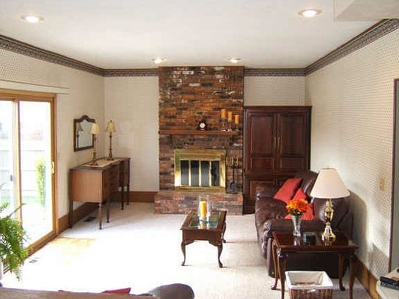 Family room w/ fireplace