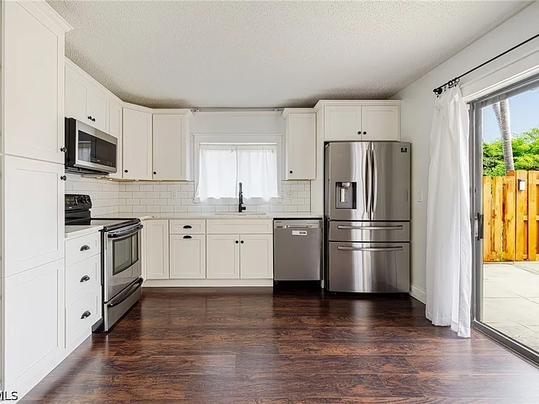 1418 Park Shore Cir #3 — Photo 3