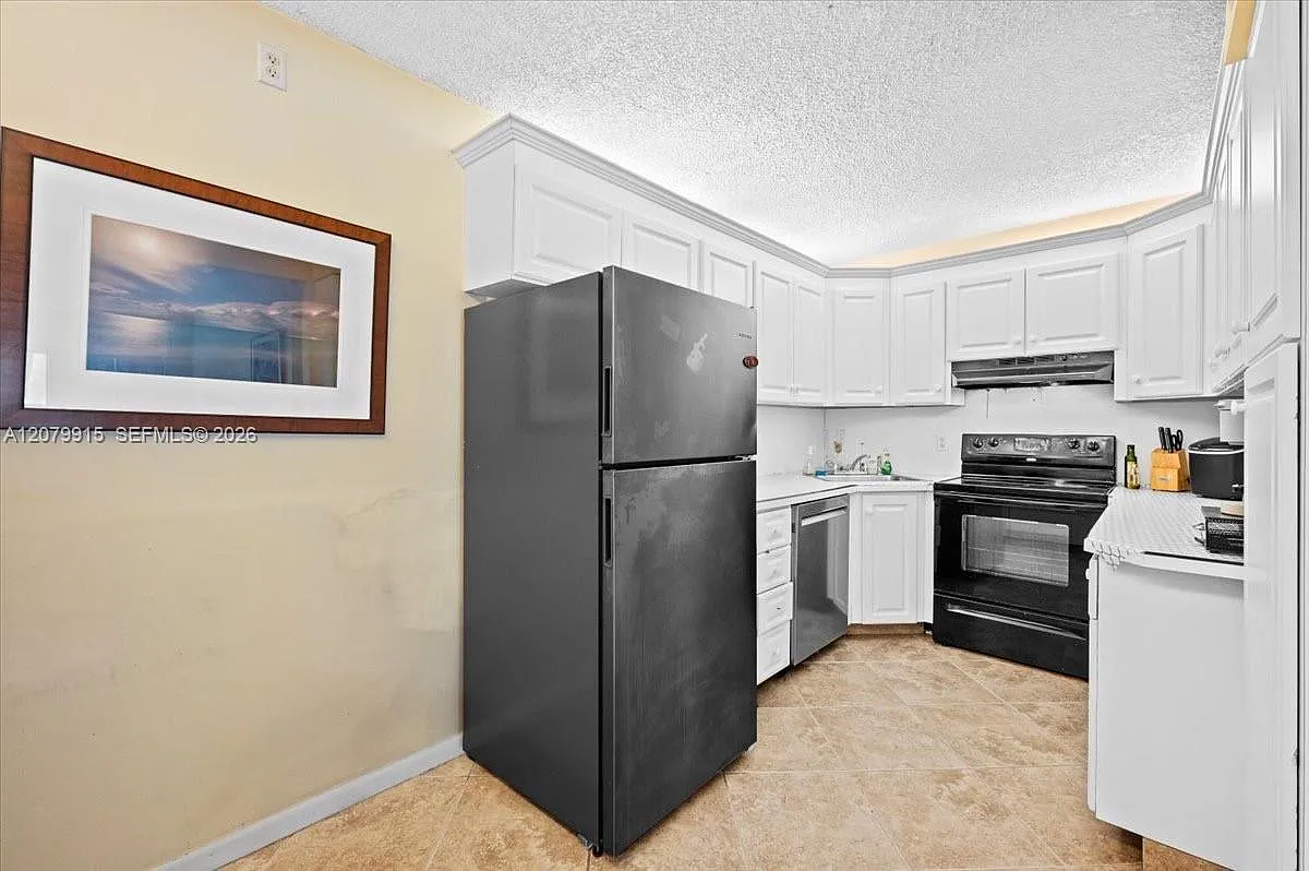 Palm Club Village I Condo — Photo 3