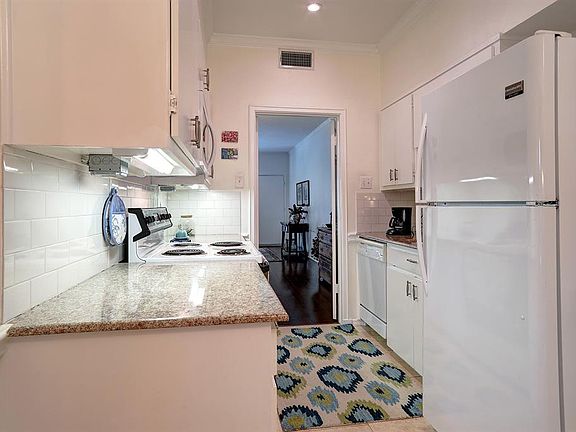 4th image of 4320 Bellaire Dr S APT 128
