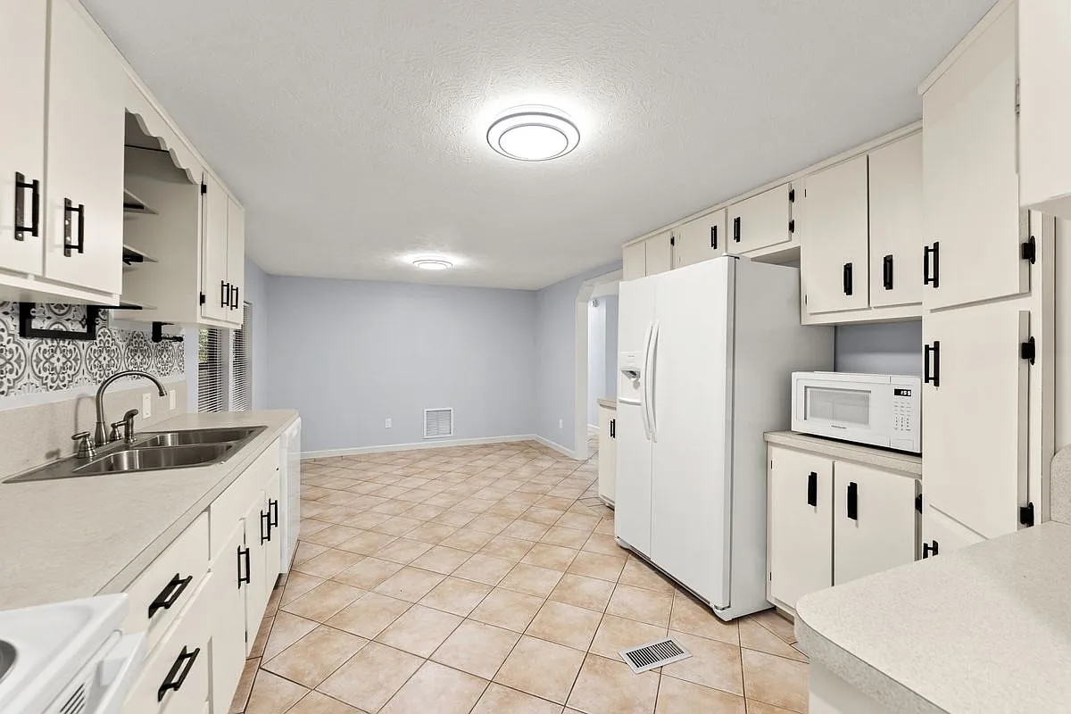 3 bed, 3.0 bath, 2188 sqft, $2,200 — Photo 1