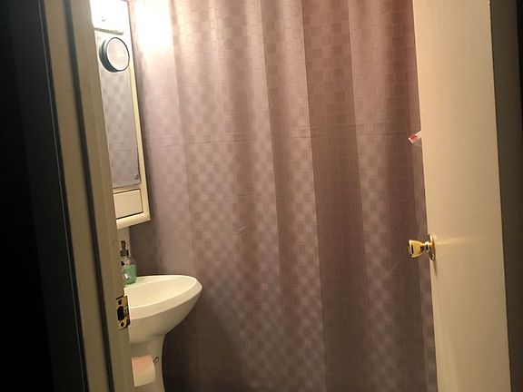 5th image of 946 W Concord Pl APT 1F