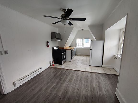 5th image of 922 W Main St APT 5