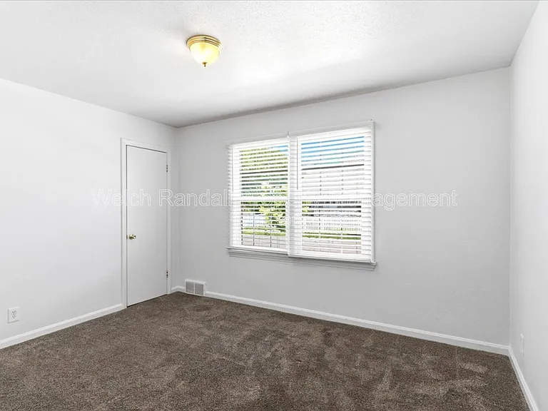2709 Gramercy Ave #B — Photo 14