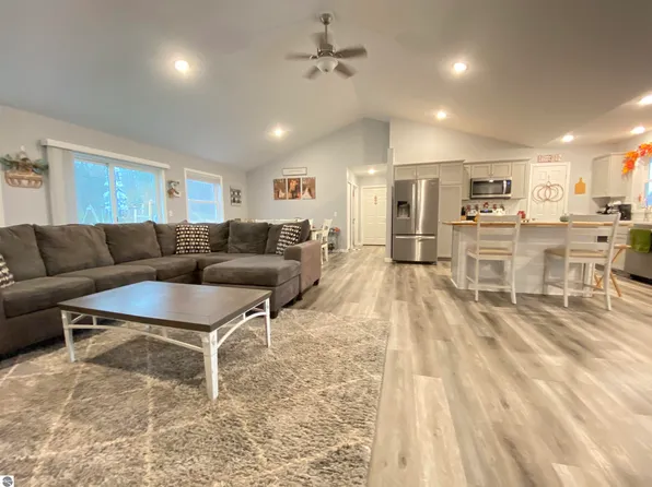 19212 Paradise Ridge Trl, Traverse City, MI 49684