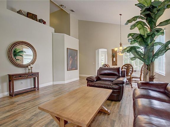 4th image of 841 N Lake Claire Cir