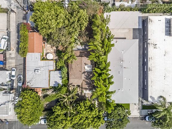 4th image of 1046 N Genesee Ave