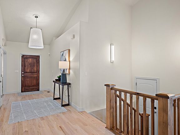 3rd image of 927 Iris Ln