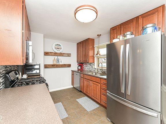 3rd image of 7411 Plantation Dr