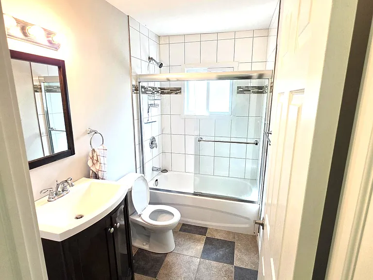 256 Edinburgh St — Photo 4