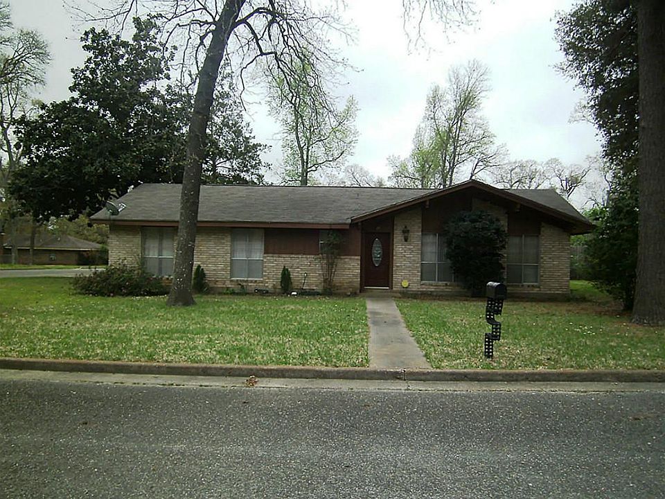 1st image of 211 White Oak St