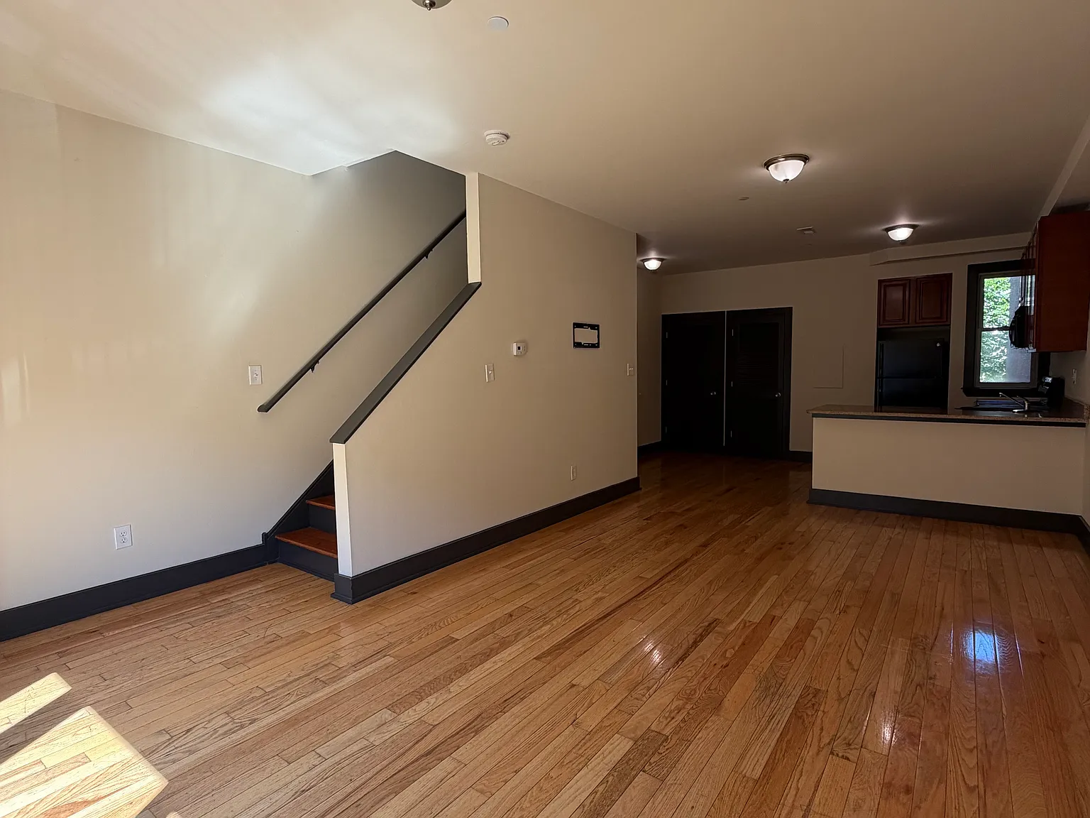 4 bed, 1350 sqft, $2,200 — Photo 3