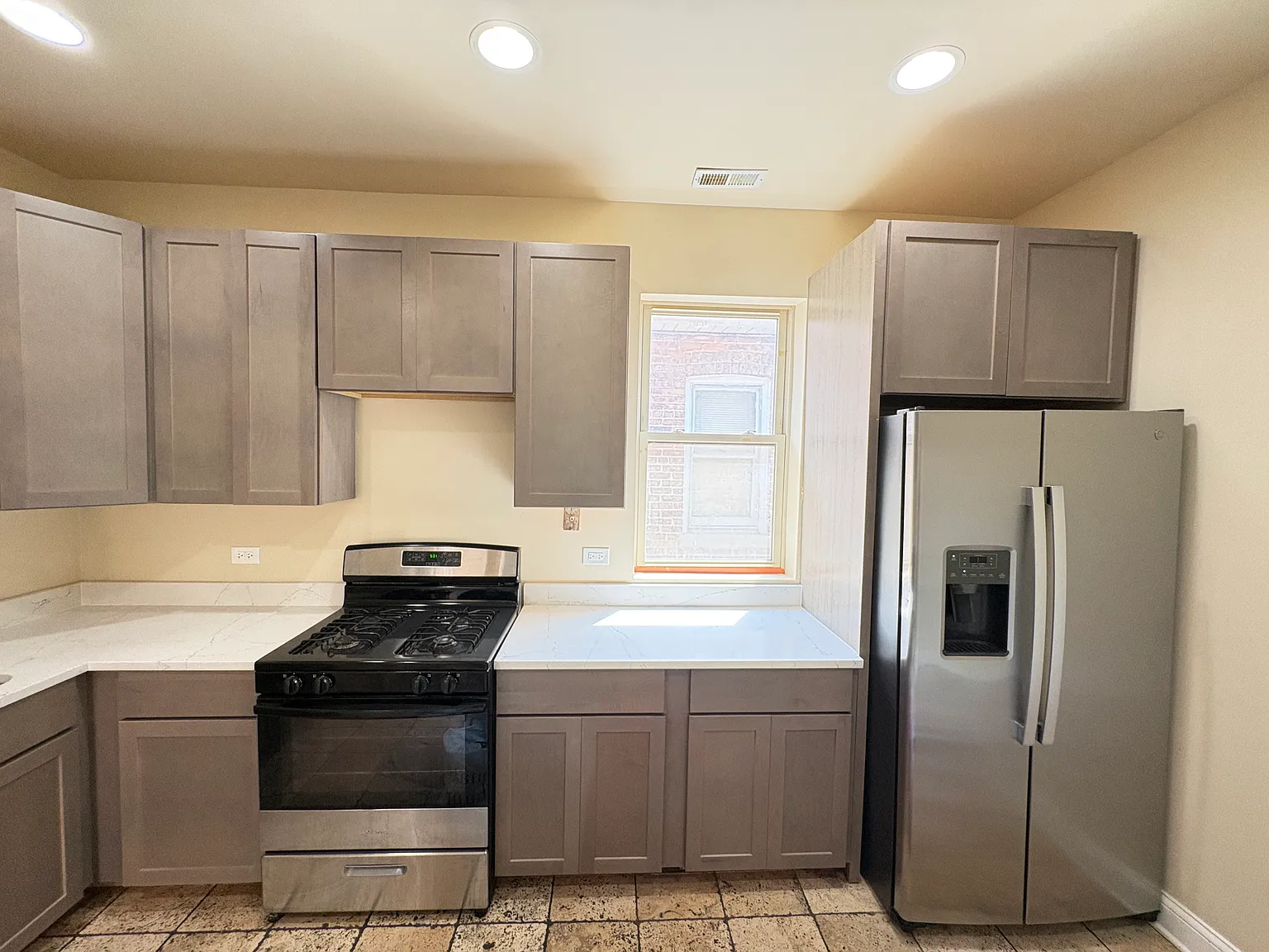 4 bed, $2,200 — Photo 1