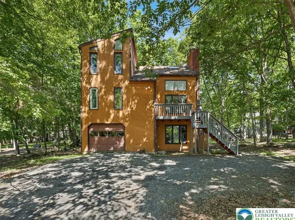 221 Somerset Dr, East Stroudsburg, PA 18301