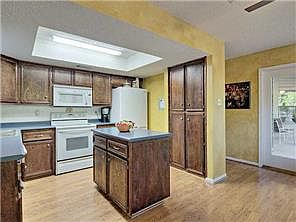 3rd image of 703 Oakridge Dr