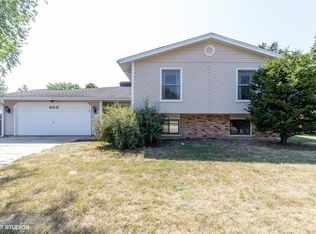 950 Sheffield Dr, Crystal Lake, IL 60014