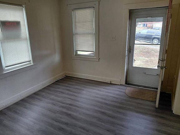 4th image of 469 Carnegie Ave