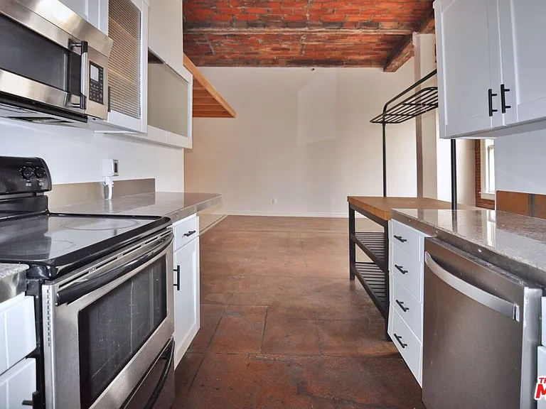 215 W 7th St #1404 — Photo 17