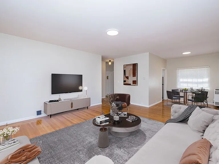 381 Belmont — Photo 2