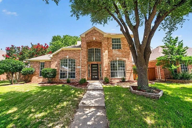 4 bed, 2.5 bath, 2416 sqft, $2,800 — Photo 2