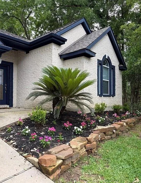 3 bed, 2.0 bath, 1803 sqft, $2,100 — Photo 2