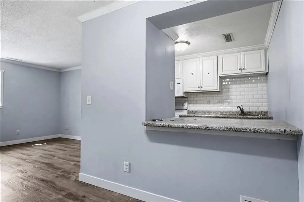 1 bed, 1.0 bath, $800 — Photo 2