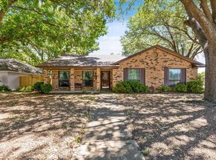 1017 Willow Way, Benbrook, TX 76126