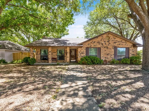 1017 Willow Way, Benbrook, TX 76126