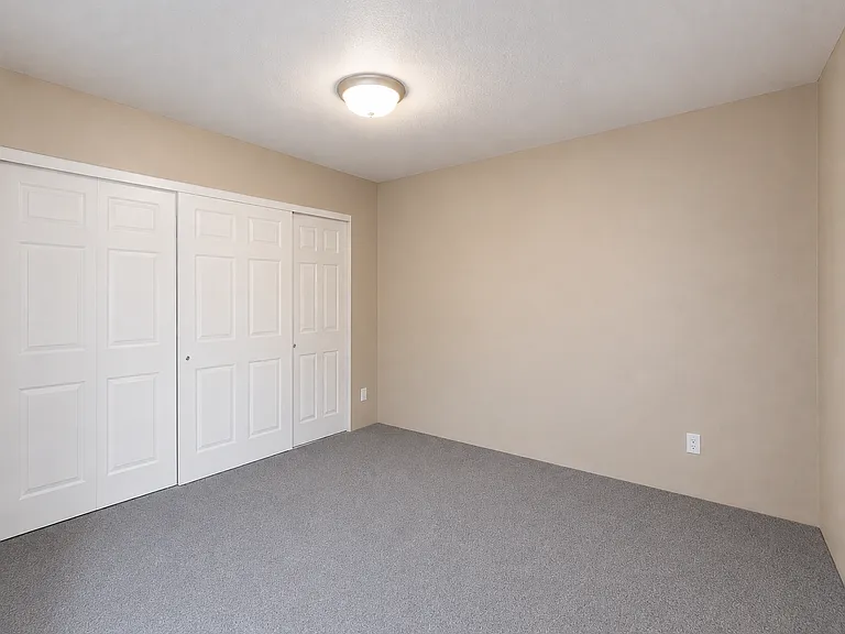 924 Glengrove Ave — Photo 4