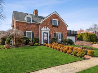 200 Roxbury Rd, Garden City, NY 11530