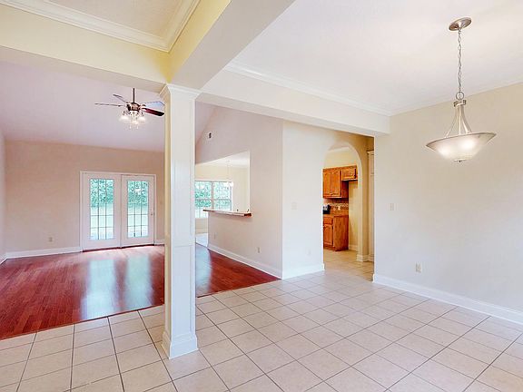 4th image of 827 Dianne Ct W