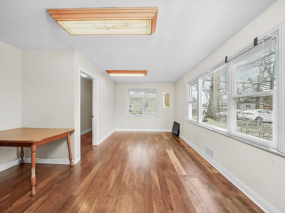 4th image of 9233 Raymond Ave