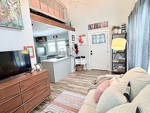 5th image of 320 Spring St