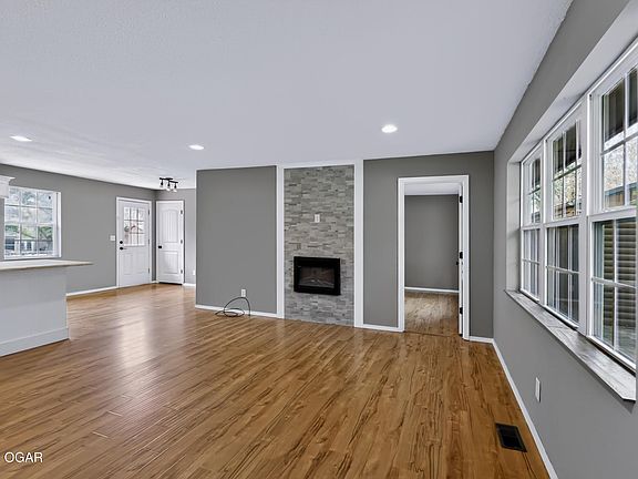 3rd image of 25 Tanglewood Dr