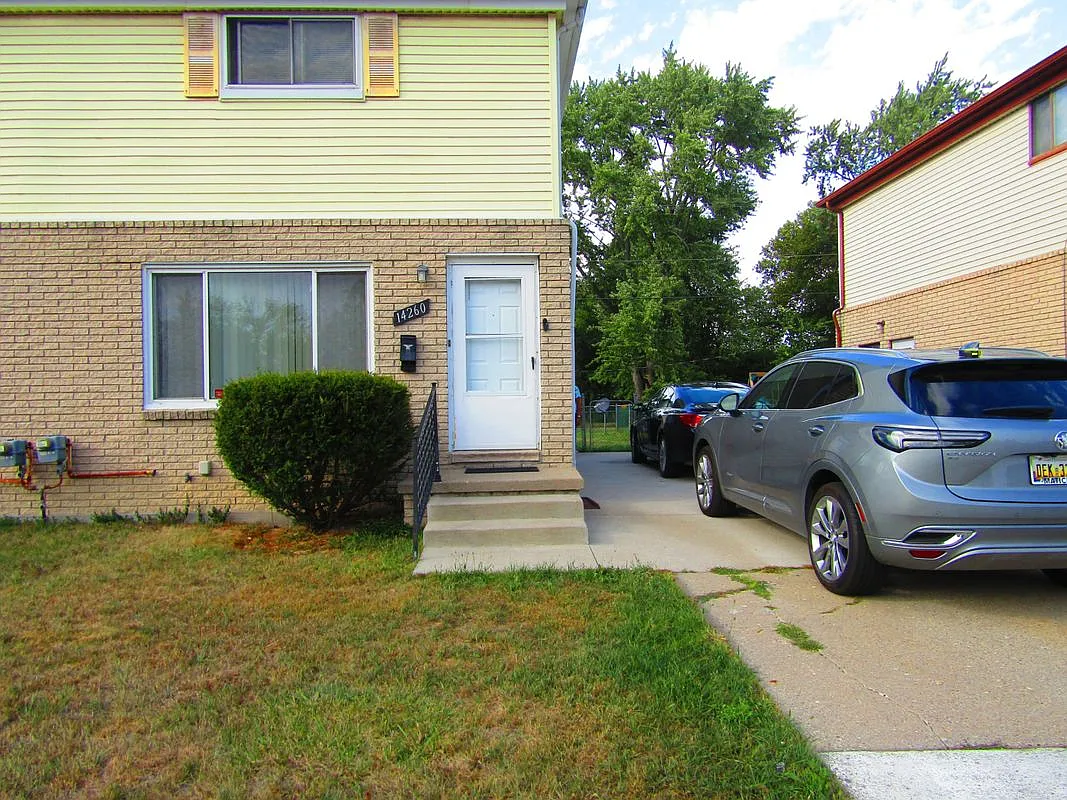 2 bed, 1.5 bath, 1046 sqft, $1,600 — Photo 2