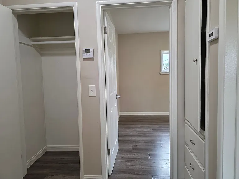5547 Woodman Ave — Photo 15