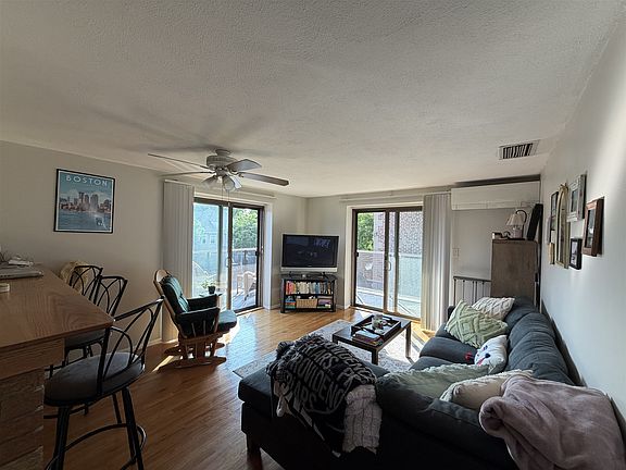 3rd image of 427 Broadway