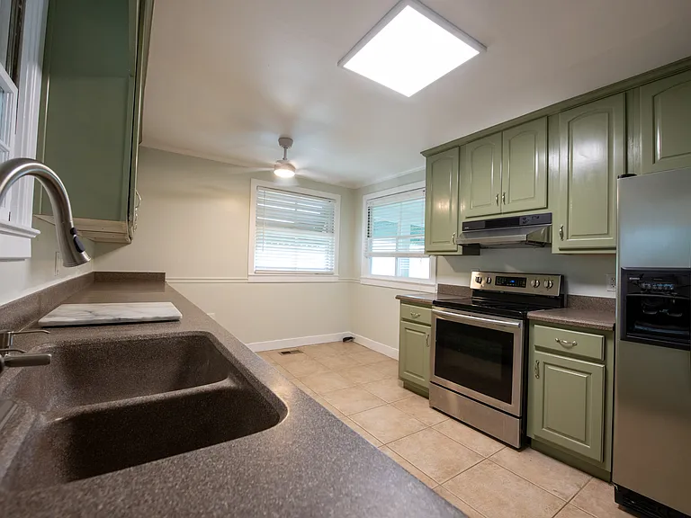 626 Lafayette Rd — Photo 2