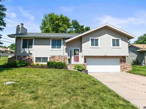 1138 Michelle Pkwy, Papillion, NE 68046