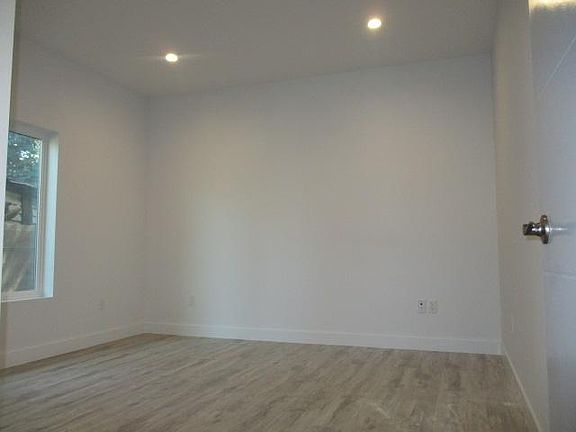 5th image of 6850 Encino Ave #B