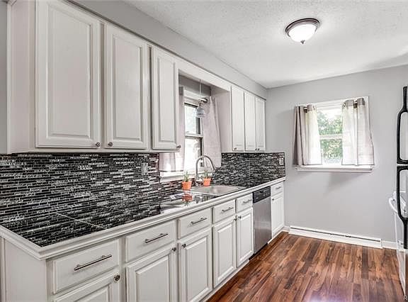 5th image of 1754 Petrolia