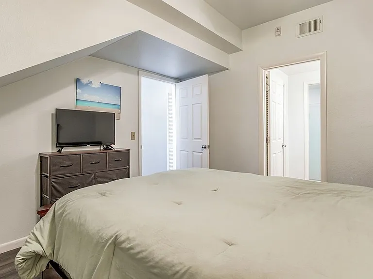 1390 Fort Pickens Rd #210 — Photo 4