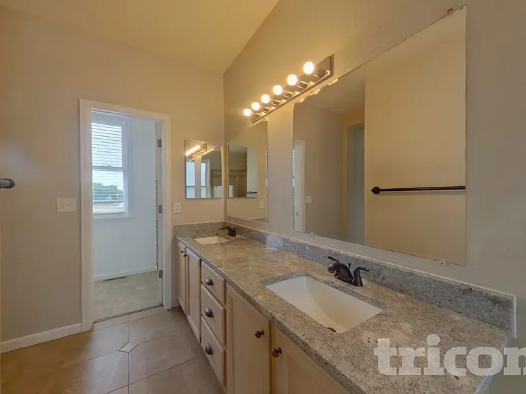 16240 Quarry Hill Dr — Photo 9