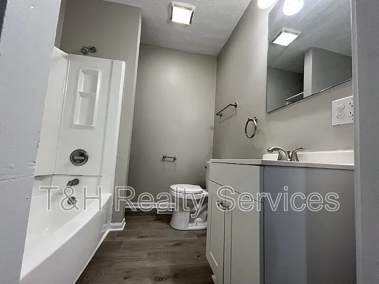 512 E 33rd St — Photo 19
